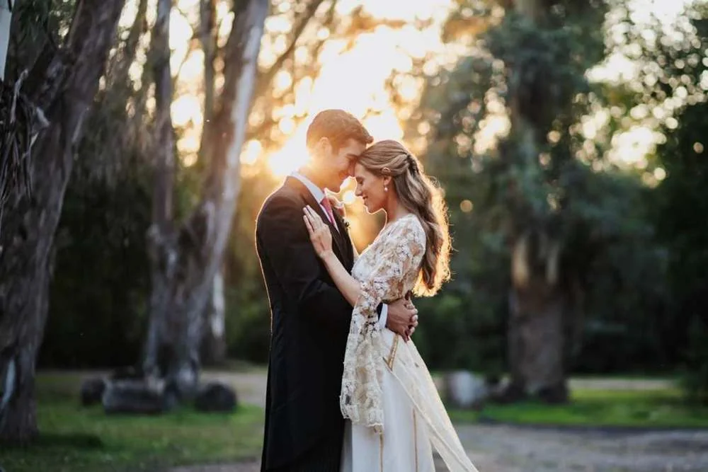 Pareja abrazada al atardecer, fotografía de Kuma Studio